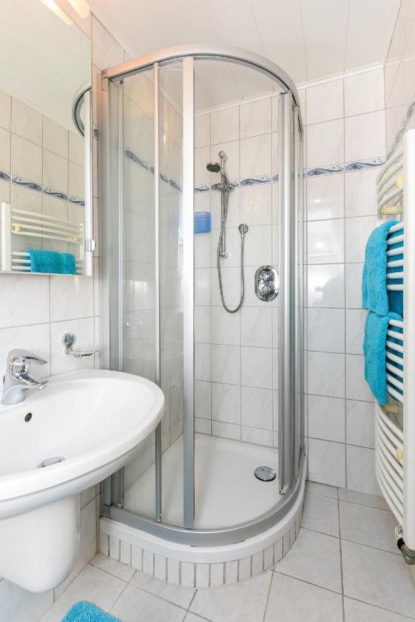 Ferienwohnungen Im Haus Waterkant Neuharlingersiel Exterior foto